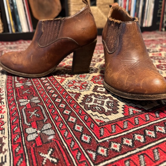 Frye Faye Shootie Leather Ankle Heeled Boot - Size 6 - Cognac - Like New - Picture 5 of 9